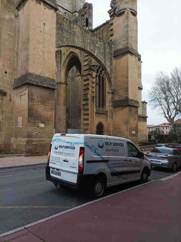 Home Artisan plombier pour débouchage de canalisation près de la Cathédrale à Narbonne.