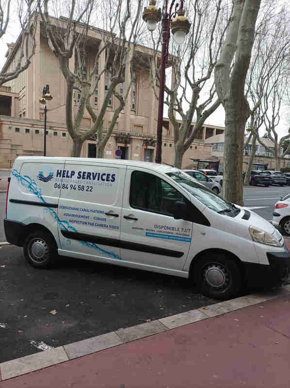Home Véhicule Help Services stationné devant le Palais du Travail à Narbonne