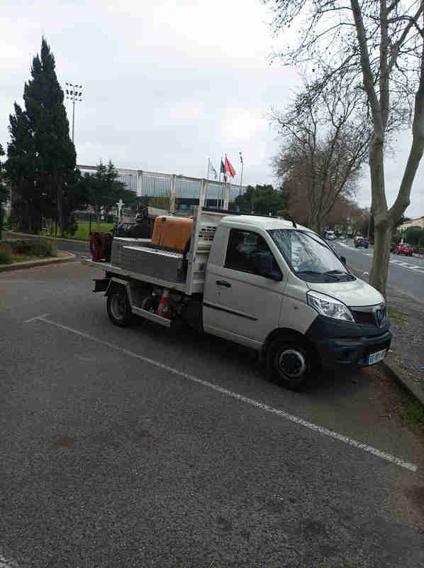 Home Micro-camion de débouchage pour accès étroits devant le Parc des Sports et de l'Amitié à Narbonne.