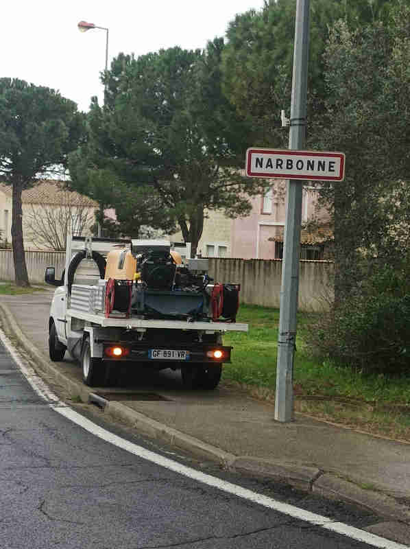 Home Camion de débouchage et d'assainissement à l'entrée de la ville de Narbonne.