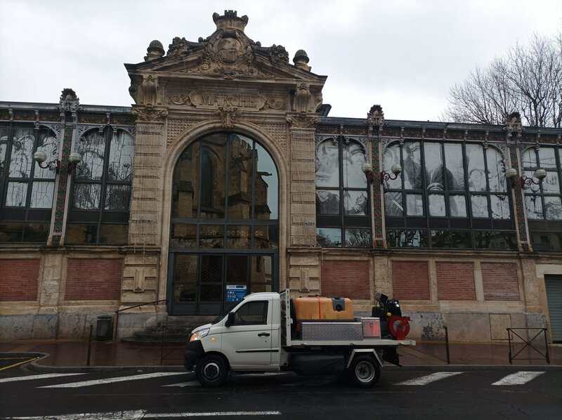 Home Micro-camion hydrocureur Help Services devant l'entrée du Marché des Halles Narbonne