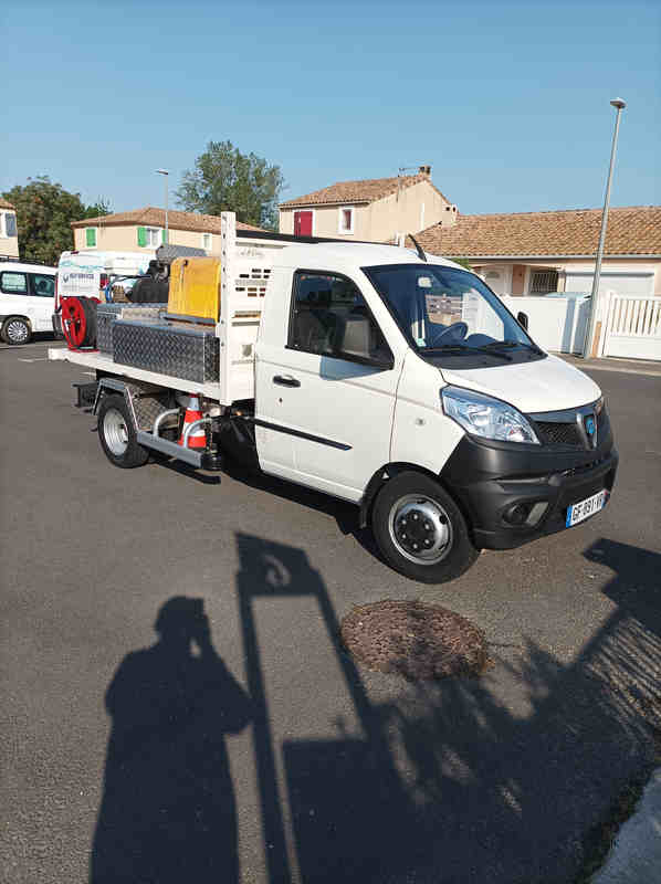Home Micro-camion Help Services stationné à Narbonne quartier résidentiel