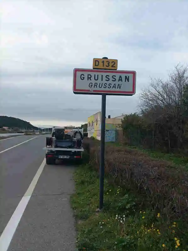 GRUISSAN Débouchage canalisation à Gruissan entrée village D132 avec camion hydrocureur HELP SERVICES