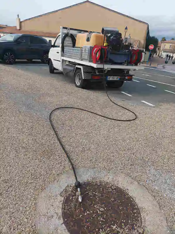 GRUISSAN Débouchage canalisation à Gruissan centre avec camion hydrocureur tuyau déployé et intervention sur égout