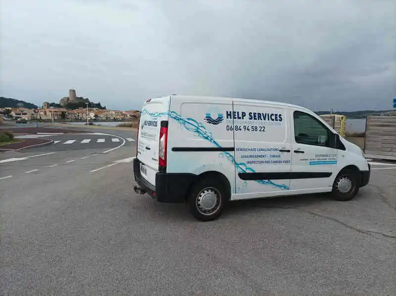 GRUISSAN Camion débouchage canalisation HELP SERVICES à Gruissan avec vue sur la tour Barberousse