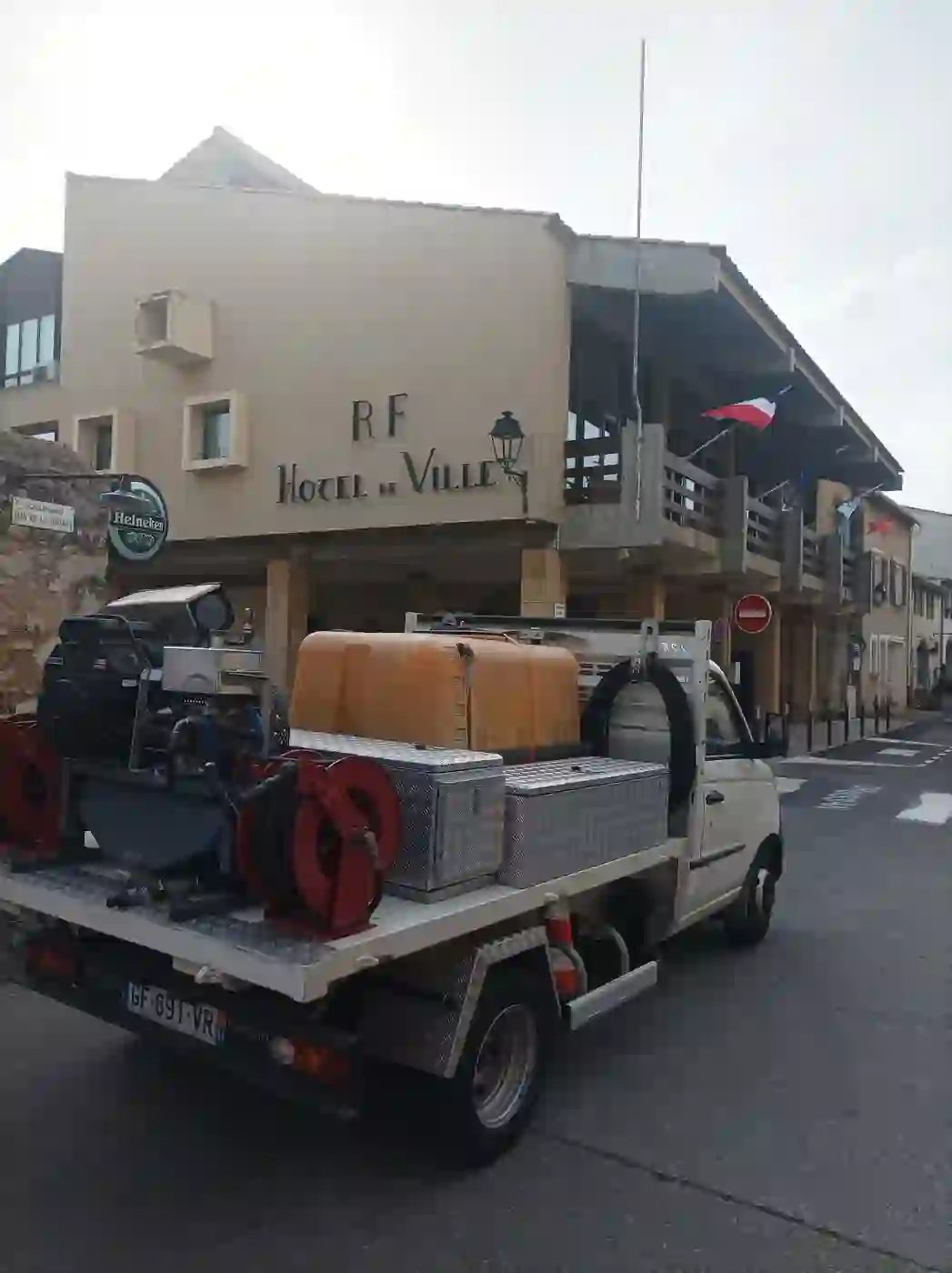 GRUISSAN Camion hydrocureur débouchage canalisation à Gruissan près de la mairie HELP SERVICES